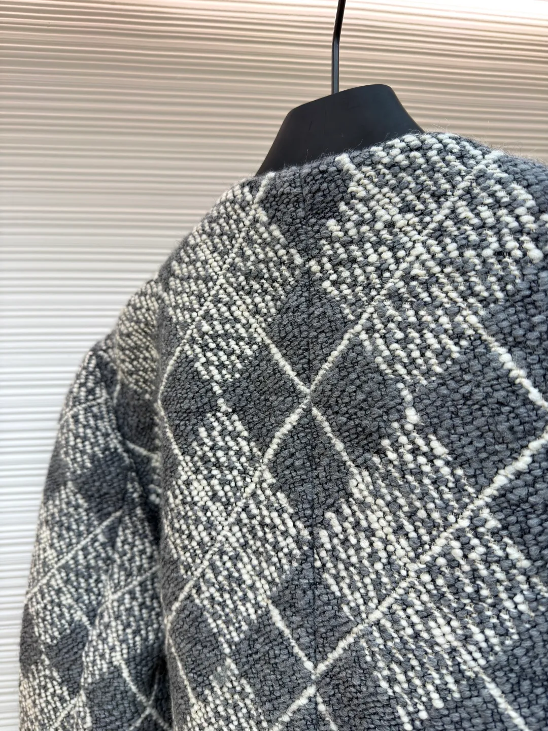 LOUIS VUITTON tweed tied gauze plaid jacket ●Original version: 45000 purchased and developed ●Item number: 1680921-G25 ●Fabric: tweed yarn-dyed fabric ●Technology: embroidery production ●Version: fitted version ●Weight: about 1560 grams ●Size: 44-46-48-50 ●Description: Made of [tweed-dyed fabric], customized [special warp head], using [32s double-ply cotton yarn], [Apricot black AB color sky and earth beam], [weft yarn 100% sheep wool] composition, ring spinning color spinning [8 male count], [12 male count] two specifications and two colors of wool yarn, using [triangular glossy nylon yarn], S-direction [twisted weft yarn to make special yarn], [high-speed rapier machine] yarn dyeing to produce finished cloth, front panel using [lattice center reduction flower], three pockets also It is [hand-cut with restored flowers], the small pockets are embroidered with [special woolen embroidery machine], [double-thread tatami diagonal embroidery method], matching [rayon twill satin lining], [I-shaped buckle + rivets] use [hanging antique silver] bottom bracket, the inside is [inlaid with polished high-gloss mother-of-pearl], the shell is made of [laser engraved letter pattern], and the back is equipped with [white gold hanging chain]. The overall wiring is straight and delicate, the fabric is comfortable and soft, and the color is consistent without color difference. It can be matched with the same style to create a fashionable look and control various occasions. Customized accessories, complete with three standards, same style for men and women!